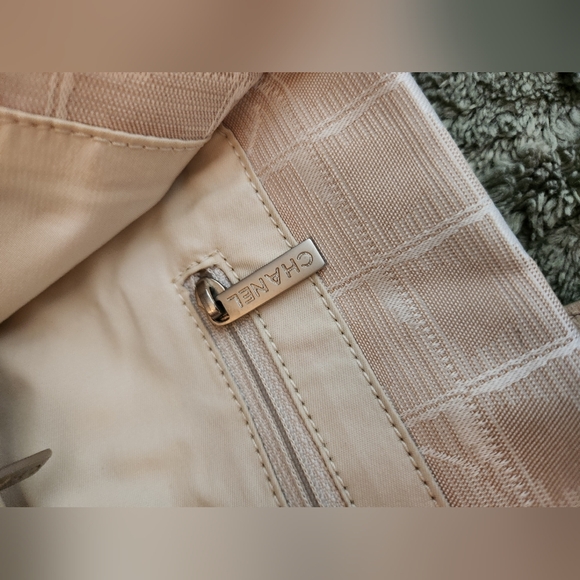 Chanel CC Logo Travel Ligne Tote - Picture 13 of 16